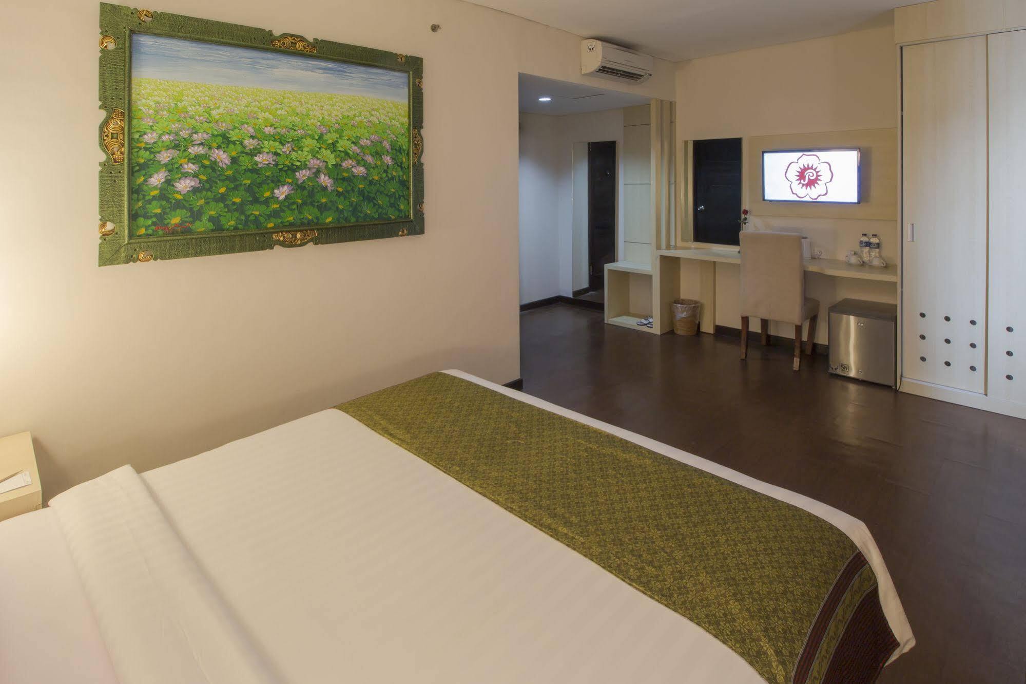 Grand Puri Saron Hotel Malioboro Yogyakarta Exterior foto
